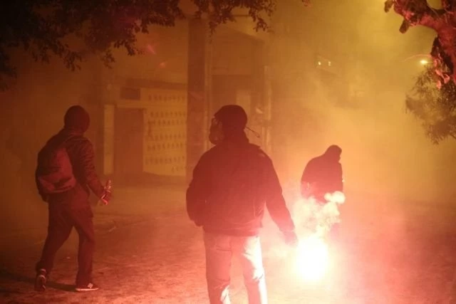 Βόμβες μολότοφ από κουκουλοφόρους στο Πολυτεχνείο